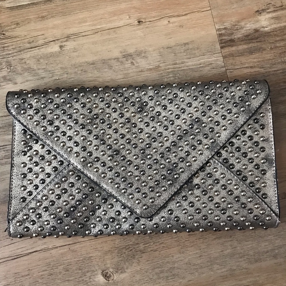 Studded clutch